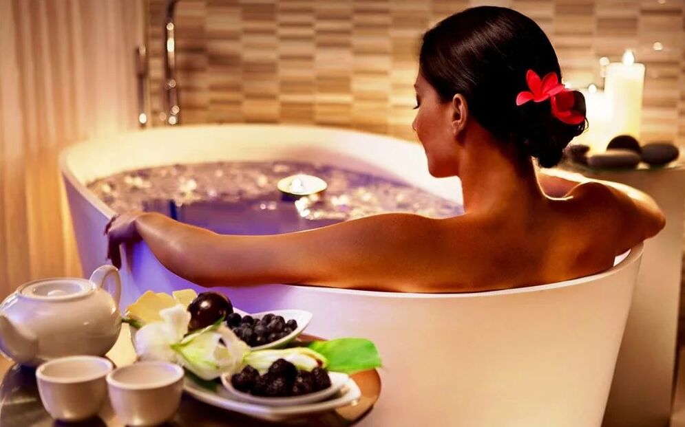 Bains avec du sel et des herbes