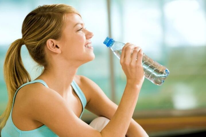 Dans un régime alimentaire, l'eau remplace la nourriture