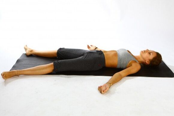 Yoga cadavre pose pour perdre du poids