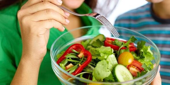 Mangez une salade de légumes avec un régime pauvre en glucides pour aider à réduire la sensation de faim