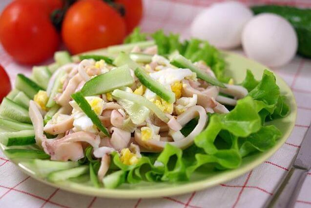 Salade de calamars aux œufs et au concombre dans le cadre d'un régime pauvre en glucides