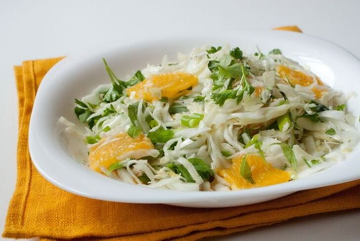 Salade de chou chinois, orange et pomme - un plat vitaminé pour un régime pauvre en glucides