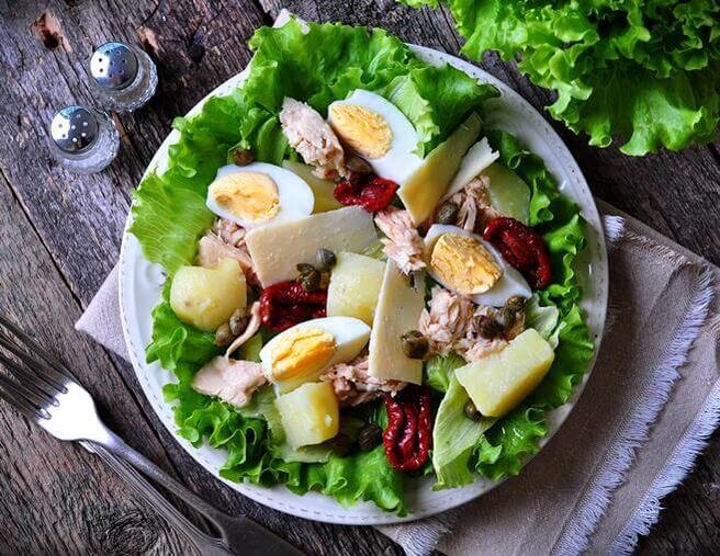 Salade de thon en conserve dans le cadre d'un régime pauvre en glucides